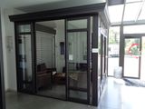 une pièce avec une porte coulissante en verre et une table
