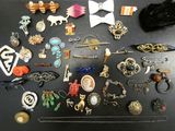 un grand nombre d'éléments différents posés sur la table
