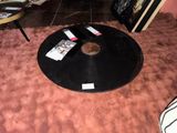 un disque posé par terre dans un salon