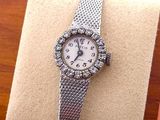 Image d'une montre-bracelet de femme ornée de diamants