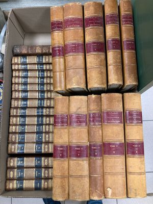 une boîte ouverte remplie de vieux livres, posée sur une table