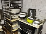 de nombreuses casseroles et poêles posées sur un chariot dans la cuisine