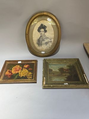 trois tableaux encadrés et la photo d'une femme posée sur une table