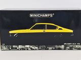 maquette jaune d'une voiture dans une boîte noire posée sur une surface blanche