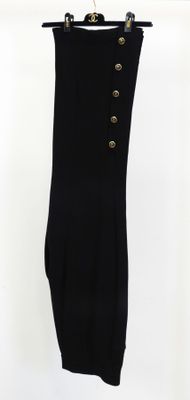 une photo d'une robe noire suspendue à un portant