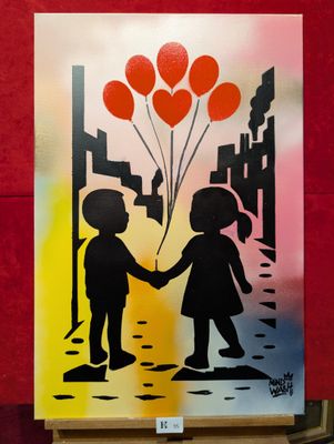 une photo d'un couple se tenant la main, avec des ballons