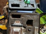 une mallette contenant un appareil photo, posée sur une table