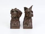 une paire de serre-livres en bronze représentant des chiens, sur fond blanc