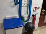 une poubelle bleue à côté d'une poubelle bleue et d'une poubelle blanche