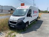 une camionnette garée sur le côté de la route