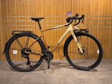 un vélo garé devant un mur en bois