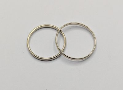 deux alliances en argent sur un fond blanc