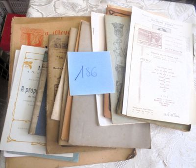 une pile de vieux livres sur une table