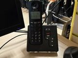 une image représentant un téléphone et un écran d'ordinateur posés sur un bureau