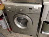 un lave-linge et un sèche-linge dans une petite pièce