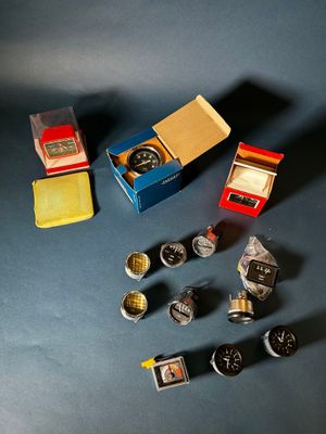 un petit assortiment de montres et de briquets posé sur une table