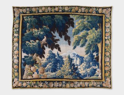 une image d'une tapisserie accrochée au mur d'une pièce