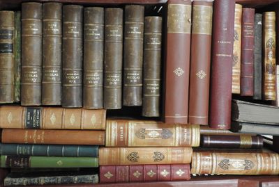 de nombreux livres empilés les uns sur les autres sur une étagère