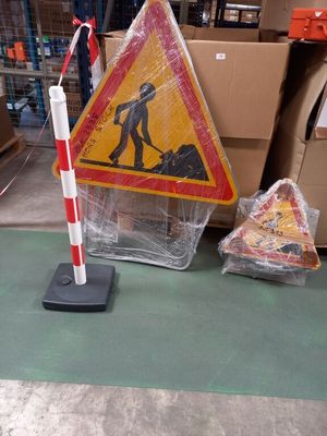 Lot de 7 panneaux de signalisation dont 2 grands panneaux à …