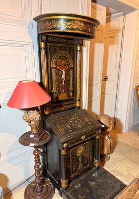 une horloge de parquet dans un coin de la pièce, à côté d'une lampe