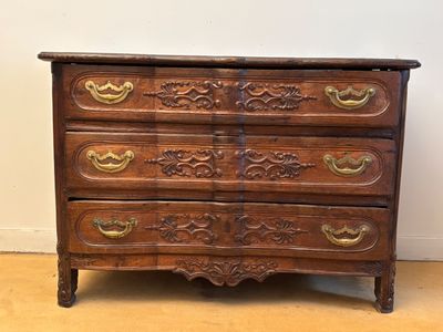 Commode arbalète en bois naturel sculpté de rinceaux fleuris…