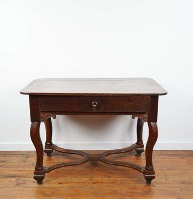 une vieille table en bois surmontée d'un tiroir