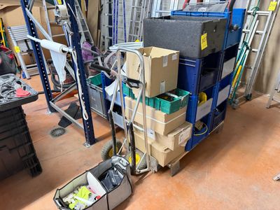 un chariot chargé de nombreuses boîtes dans un garage