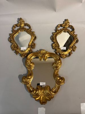deux miroirs accrochés au mur l'un à côté de l'autre