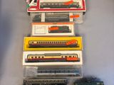 un grand nombre de trains miniatures posés sur une table