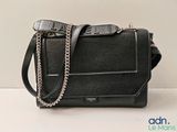 sac à main en cuir noir avec une bandoulière à chaîne et une bandoulière
