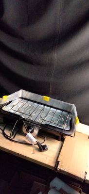 un ordinateur portable posé sur une table en bois