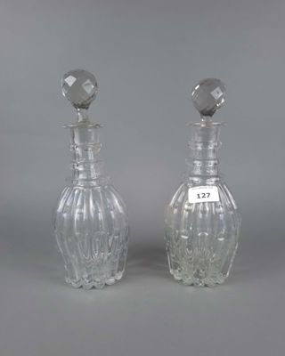 une paire de carafes en cristal taillé, munies d'un bouchon de chaque côté