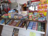 un présentoir de bonbons et de barres chocolatées dans un magasin