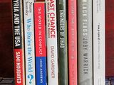 une pile de livres posés sur une table