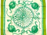 foulard carré vert et blanc orné d'un dessin représentant une roue de la fortune