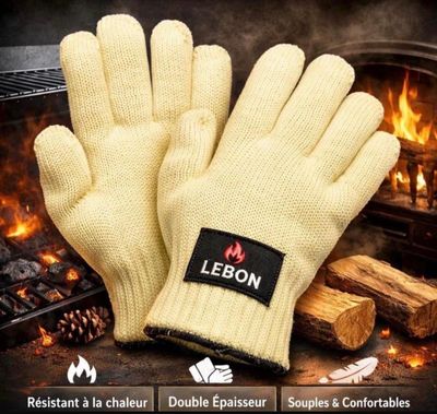 une paire de gants posée sur une table près d'un feu
