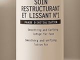 un flacon de lotion posé sur une table