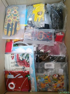 une boîte en carton remplie de divers objets qui s'y trouvent
