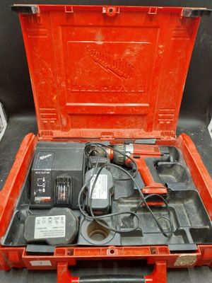 une caisse à outils rouge avec des outils sur le sol