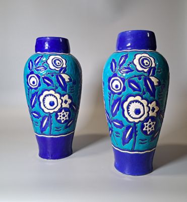 deux vases bleus posés côte à côte sur une surface blanche