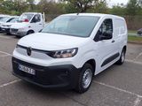 une camionnette blanche garée dans un parking