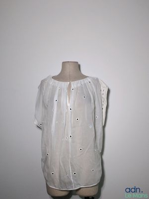 une photo représentant le torse d'un mannequin vêtu d'une chemise blanche