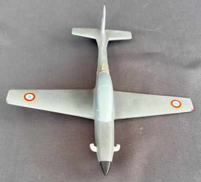 une maquette d'avion posée sur une table