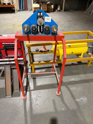 une machine placée au milieu d'une pièce