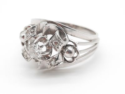gros plan d'une bague en argent sur fond blanc