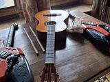 une guitare posée sur une table à côté d'autres instruments de musique