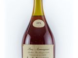 une vieille bouteille de vin posée sur une surface blanche