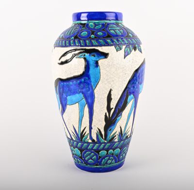 un vase bleu orné d'une image de cerf