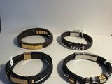 quatre types différents de bracelets en cuir sur un fond blanc