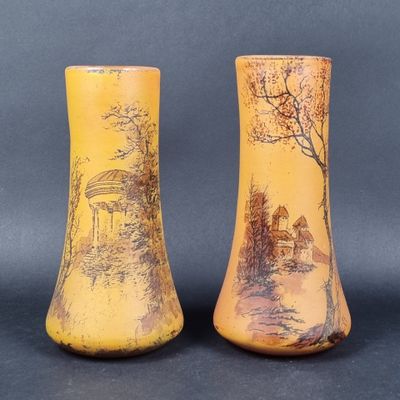 une paire de vases jaunes ornés d'une peinture représentant une maison et des arbres